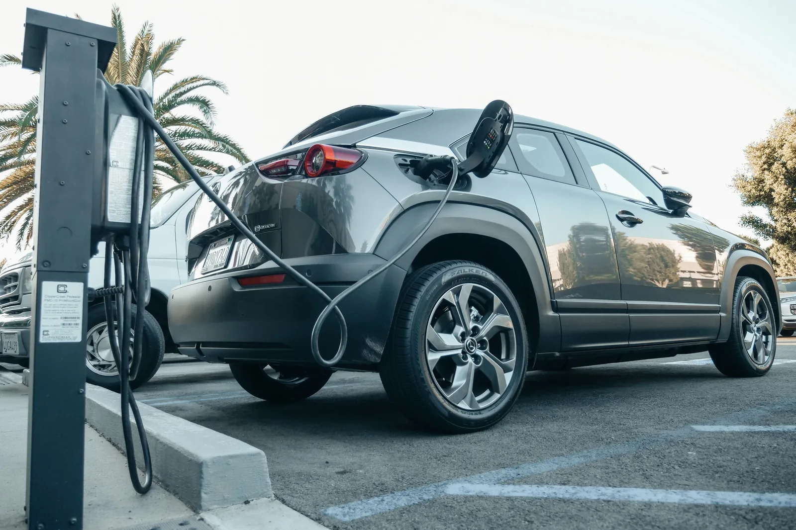 Gabriel Attal propose un bonus pour dynamiser le marché des voitures électriques d’occasion