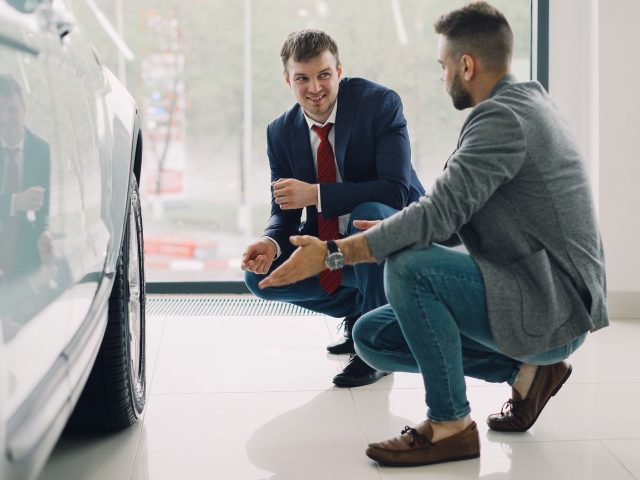 Effondrement des prix des voitures électriques d’occasion en 2023